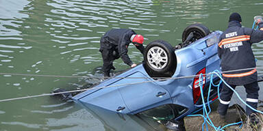 Auto landet im Wiener Donaukanal