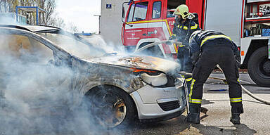 Auto geht in Flammen auf - Frau verletzt 