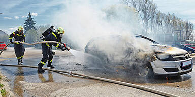 Auto geht in Flammen auf - Frau verletzt 