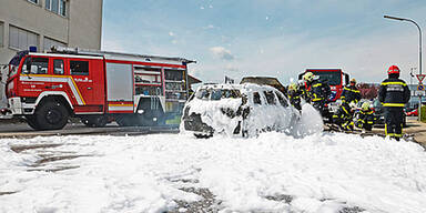 Auto geht in Flammen auf - Frau verletzt 