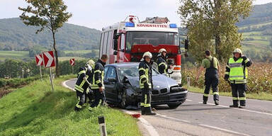 Zwei Frauen bei Crash schwer verletzt