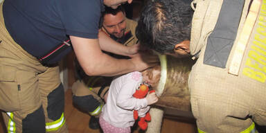 Amelie (4) steckte mit Kopf im Katzenbaum