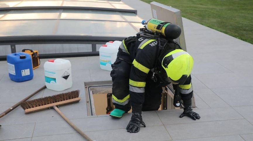Schwefelsäure-Austritt bei Schwimmbad – Verletzter im KH