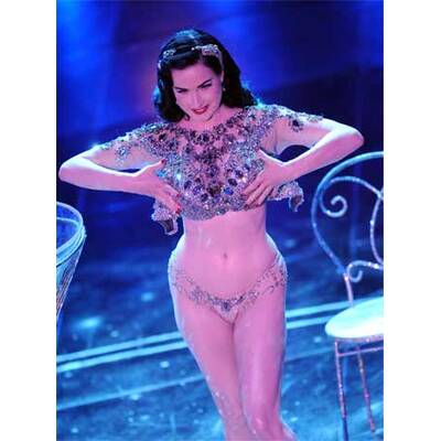 Dita strippt im Glas