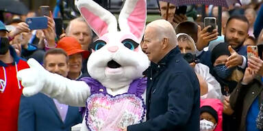 Kurios! Biden muss von Osterhase bewacht werden