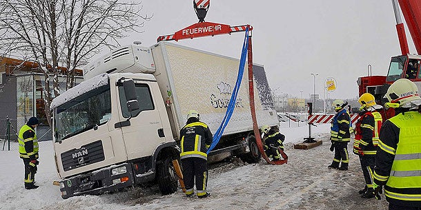 Toter und Verletzte durch Schneechaos