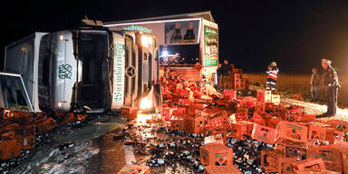 LKW mit 28.000 Flaschen Bier umgekippt