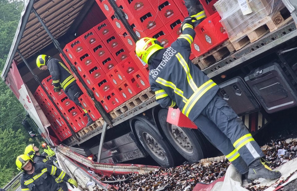 Lkw verliert Bierkisten auf Landstraße