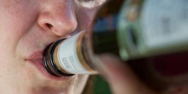 Betrunkener Radfahrer mit Bier in der Hand