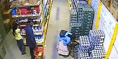 Frau stiehlt Kiste Bier unter ihrem Rock