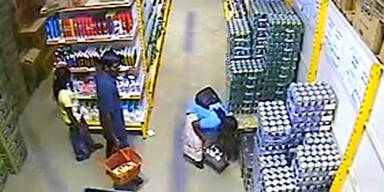 Frau stiehlt Kiste Bier unter ihrem Rock