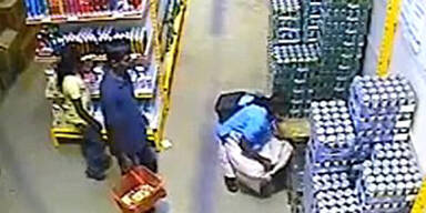 Frau stiehlt Kiste Bier unter ihrem Rock