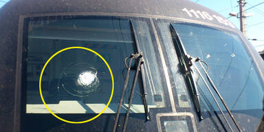 Verrückter warf Bierkrug auf fahrende Lok