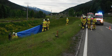 Tödlicher Crash: Bike geht in Flammen auf 