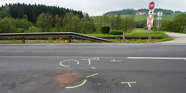 Biker (20) von Auto überrollt - tot 