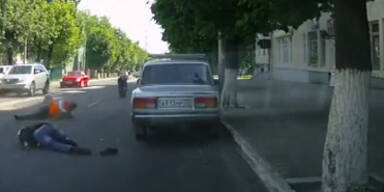 Russland: Polizist von Motorradfahrer gerammt