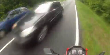 Biker wird beinahe von Gegenverkehr erfasst
