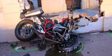 Biker crasht in Kirchenmauer – tot