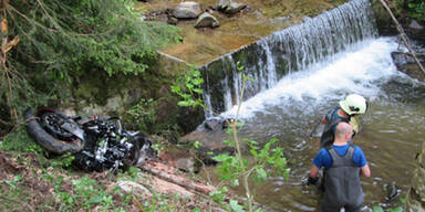 Biker rast nach Fahrfehler in Mauer