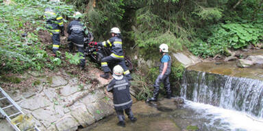 Biker rast nach Fahrfehler in Mauer