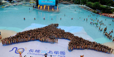 Tausende Bikini-Sch&ouml;nheiten formen Delfin