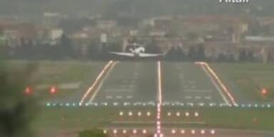 Sturmtief l&auml;sst Flugzeuge schaukeln