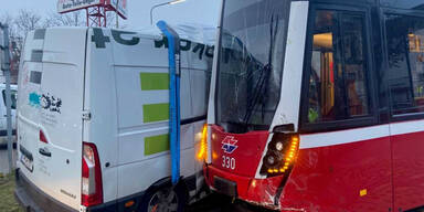 Bim kracht gegen Lieferwagen - ein Verletzter