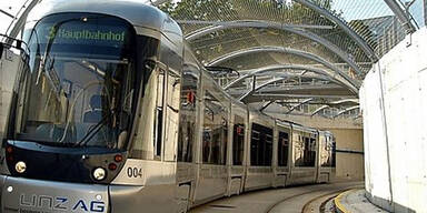 Schwarzfahrer rastet in Linzer Bim aus