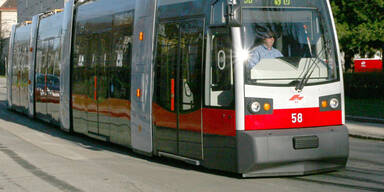 Frau stürzte seitlich gegen Straßenbahn