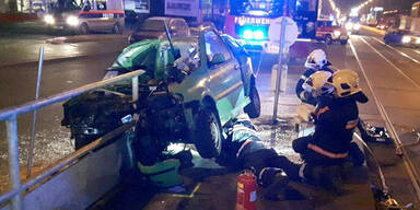 Pkw rast in Wien in Bim-Haltestelle