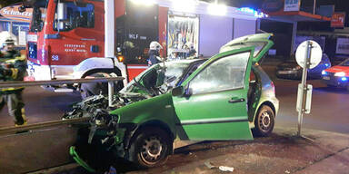 Pkw rast in Wien in Bim-Haltestelle