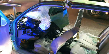 Pkw rast in Wien in Bim-Haltestelle