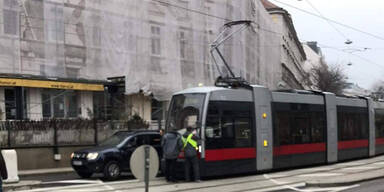 Bim crasht auf &Auml;u&szlig;erer Mah&uuml; in Auto