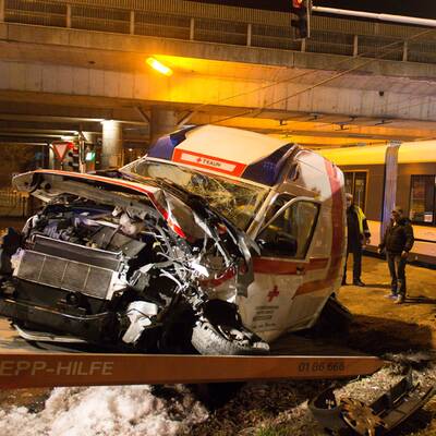 Straßenbahn bei Unfall entgleist