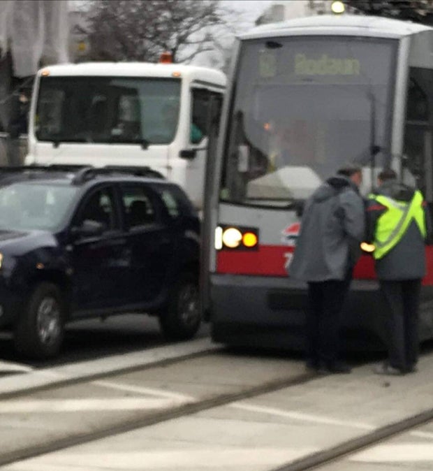 Bim crasht auf Äußerer Mahü in Auto
