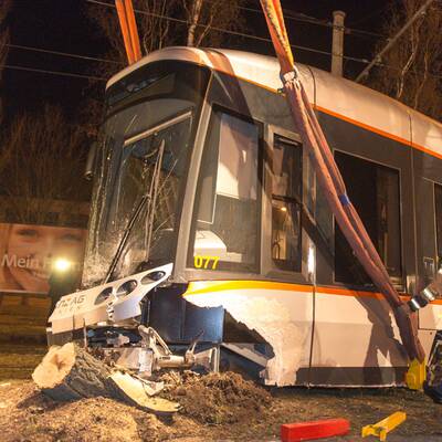 Straßenbahn bei Unfall entgleist