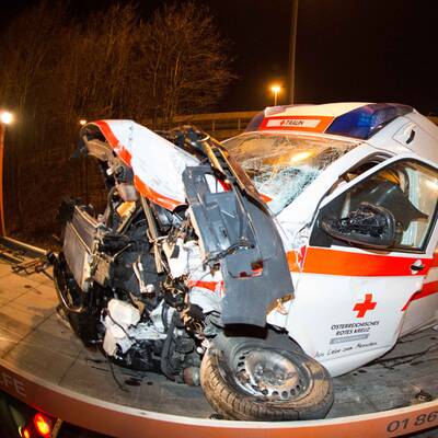 Straßenbahn bei Unfall entgleist