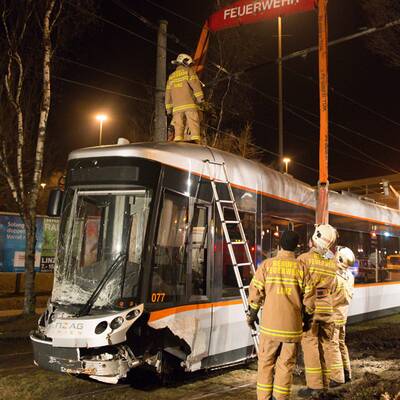 Straßenbahn bei Unfall entgleist