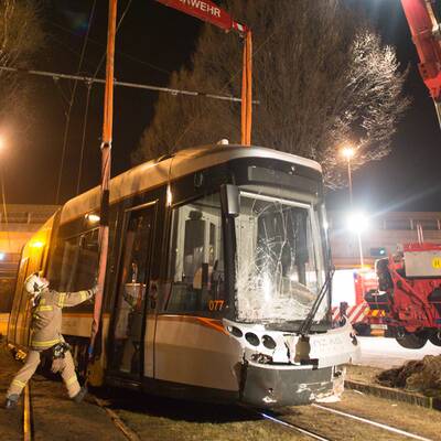 Straßenbahn bei Unfall entgleist