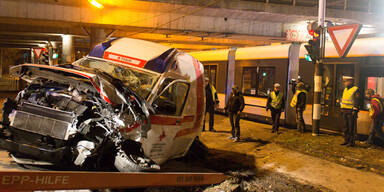 Rettungsauto krachte gegen Straßenbahn