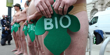 Nackte Biobauern protestieren in Wien