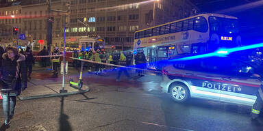 Sightseeing-Bus kracht in Stra&szlig;enbahn