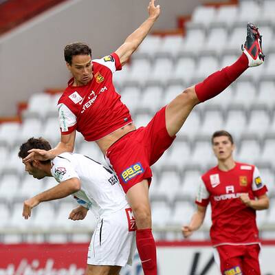Die Tore zum 2:0-Erfolg machten aber Hunt, der bei einem Strafstoß an Adler scheiterte, beim zweiten Versuch kurze Zeit später aber traf, und Pedersen. Zlatko Junuzovic werkte dieses Mal im defensiven Mittelfeld. Die Hamburger traten übrigens noch ohne Neuerwerbung Van der Vaart (keine Spielerlaubnis) und ohne den noch verletzten Niederösterreicher Paul Scharner an.