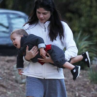 Selma Blair spielt mit ihrem Sohn im Park