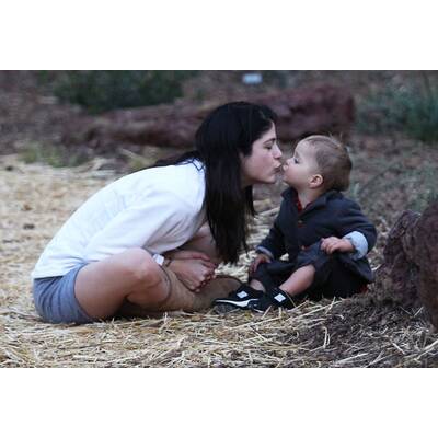 Selma Blair spielt mit ihrem Sohn im Park