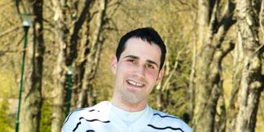 Er konnte
zwei Jahre nur blinzeln