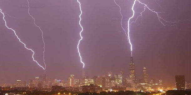 Blitz schlägt in höchstes Gebäude ein