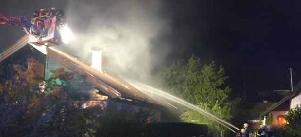 Blitz schlägt in Haus ein: Ein Verletzter bei Brand