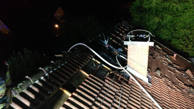 Blitz schlägt in Haus ein: Ein Verletzter bei Brand