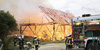 Blitz setzt Scheune in Flammen